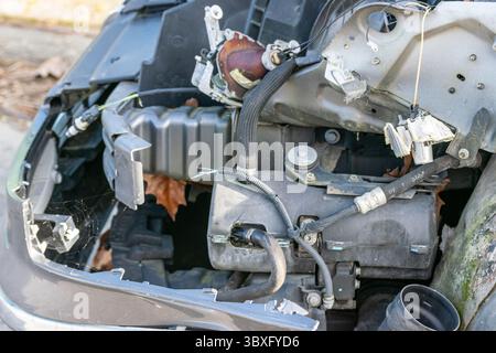 Compartiment moteur de voiture endommagé après un accident de la circulation. Banque D'Images