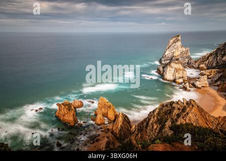 Ursa Beach. Une belle vue sur la côte portugaise par une journée nuageuse. L'océan est turquoise et les falaises sont accidentées Banque D'Images