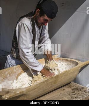 Sibiu City, Roumanie - 25 août 2019. Un homme pétrissant de la pâte pour le pain au Festival médiéval traditionnel 2019 à Big Square de Sibiu, Roumanie Banque D'Images