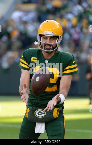 24 octobre 2021 : le quarterback Aaron Rodgers #12 des Green Bay Packers se réchauffe avant le match de football de la NFL entre l'équipe de football de Washington et les Green Bay Packers au lambeau Field à Green Bay, Wisconsin.(crédit image : &copy ; Kirsten Schmitt/CSM via ZUMA Wire) Banque D'Images