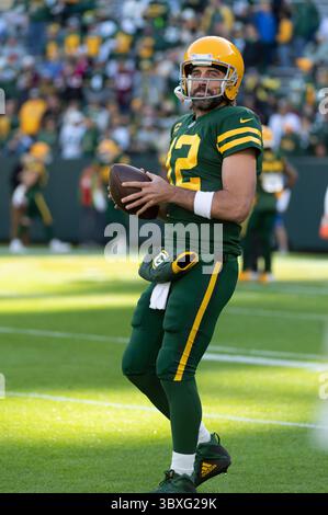 24 octobre 2021 : le quarterback Aaron Rodgers #12 des Green Bay Packers se réchauffe avant le match de football de la NFL entre l'équipe de football de Washington et les Green Bay Packers au lambeau Field à Green Bay, Wisconsin.(crédit image : &copy ; Kirsten Schmitt/CSM via ZUMA Wire) Banque D'Images