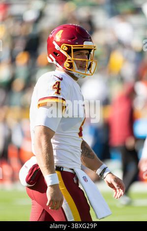 24 octobre 2021 : le quarterback Taylor Heinicke #4 de l'équipe de football de Washington se réchauffe avant le match de football de la NFL entre l'équipe de football de Washington et les Packers de Green Bay au lambeau Field à Green Bay, Wisconsin.(crédit image : &copy ; Kirsten Schmitt/CSM via ZUMA Wire) Banque D'Images