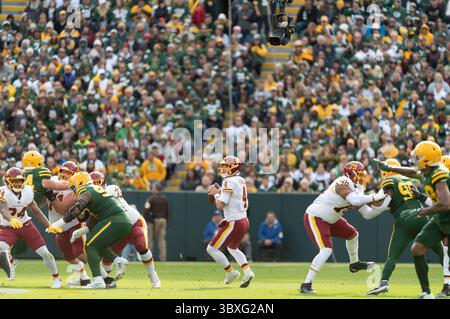 24 octobre 2021 : le quarterback Taylor Heinicke #4 de l'équipe de football de Washington lance la balle pendant un match de football de la NFL entre l'équipe de football de Washington et les Packers de Green Bay au lambeau Field à Green Bay, Wisconsin.(crédit image : &copy ; Kirsten Schmitt/CSM via ZUMA Wire) Banque D'Images