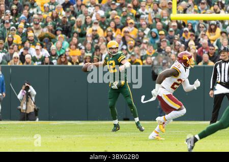 24 octobre 2021 : le quarterback Aaron Rodgers #12 des Green Bay Packers lance la balle lors d'un match de football NFL entre l'équipe de football de Washington et les Green Bay Packers au lambeau Field à Green Bay, Wisconsin.(crédit image : &copy ; Kirsten Schmitt/CSM via ZUMA Wire) Banque D'Images