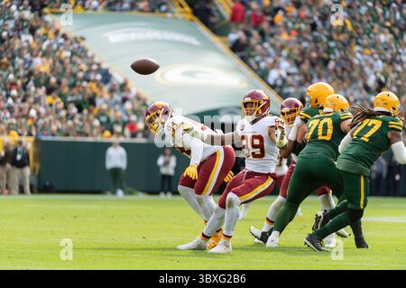 24 octobre 2021 : la fin défensive de l'équipe de football de Washington Chase Young #99 dévie une passe pendant un match de football de la NFL entre l'équipe de football de Washington et les Packers de Green Bay au lambeau Field à Green Bay, Wisconsin.(crédit image : &copy ; Kirsten Schmitt/CSM via ZUMA Wire) Banque D'Images