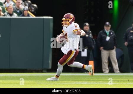 24 octobre 2021 : le quarterback Taylor Heinicke #4 de l'équipe de football de Washington dirige la balle pendant un match de football de la NFL entre l'équipe de football de Washington et les Packers de Green Bay au lambeau Field à Green Bay, Wisconsin.(crédit image : &copy ; Kirsten Schmitt/CSM via ZUMA Wire) Banque D'Images