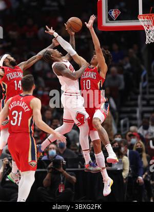 24 octobre 2021 : le centre des Pelicans de la Nouvelle-Orléans Jaxson Hayes (10) fait fi de l'attaquant DeMar DeRozan (11) des Chicago Bulls au premier trimestre à United Center le 22 octobre 2021, à Chicago. (Crédit image : © John J. Kim/TNS via ZUMA Press Wire/TNS via ZUMA Press Wire) Banque D'Images