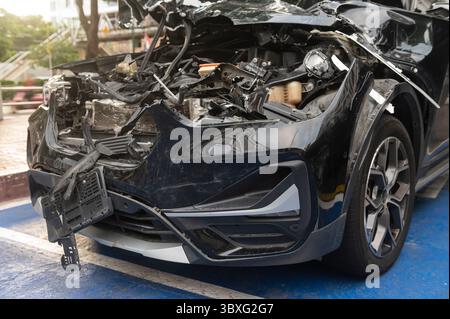 Avant de la voiture endommagé et cassé par accident Banque D'Images