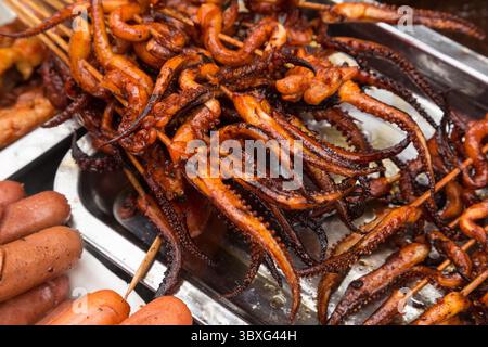 19 mai 2013, Shanghai, Chine : brochettes de tentacules de poulpe à vendre dans la rue dans la vieille ville, Shanghai, Chine. (Crédit image : © Jon G. Fuller/VW pics via ZUMA Press Wire) Banque D'Images
