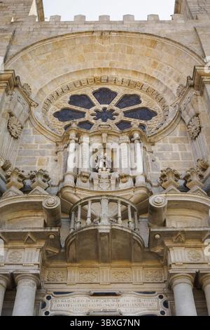 Détails de la façade de la cathédrale de Porto vue de l'entrée, Portugal Banque D'Images