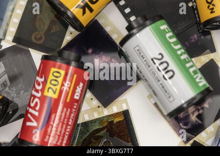 Sibiu, Roumanie - 07 avril 2024. Videz les cartouches de film 35 mm à partir de films développés avec d'anciennes bandes de film 35 mm Banque D'Images