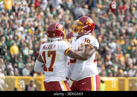 24 octobre 2021 : le récepteur Terry McLaurin #17 de l'équipe de football de Washington et le garde Ereck Flowers #79 de l'équipe de football de Washington célèbrent un touchdown pendant un match de football de la NFL entre l'équipe de football de Washington et les Packers de Green Bay au lambeau Field à Green Bay, Wisconsin.(crédit image : &copy ; Kirsten Schmitt/CSM via ZUMA Wire) Banque D'Images