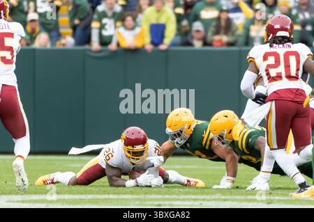 24 octobre 2021 : sécurité de l'équipe de football de Washington Landon Collins #26 récupère le fumble pendant le match de football de la NFL entre l'équipe de football de Washington et les Packers de Green Bay au lambeau Field à Green Bay, Wisconsin.(crédit image : &copy ; Kirsten Schmitt/CSM via ZUMA Wire) Banque D'Images