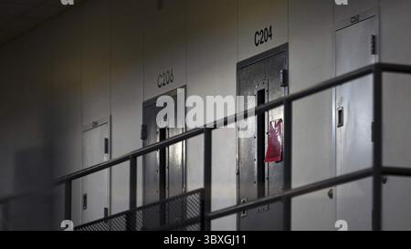 27 octobre 2021 : une étiquette rouge est accrochée à la porte d’une cellule, indiquant un cas de COVID-19 actif pour l’occupant de la prison de Faribault, à Faribault, Minnesota. Les États ont réduit la quantité d'informations qu'ils publient sur l'état de la pandémie dans les établissements pénitentiaires. (Crédit image : © Aaron Lavinsky/TNS via ZUMA Press Wire/TNS via ZUMA Press Wire) Banque D'Images