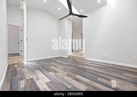 Une pièce vide avec parquet ciré et ventilateur de plafond Banque D'Images