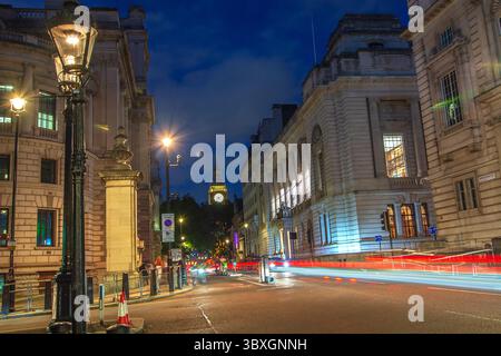 Vue sur George Street, Westminster, la nuit, regardant vers Big Ben avec des sentiers de feux de circulation Banque D'Images
