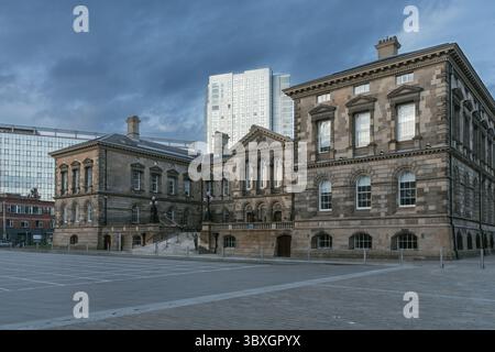 L'historique Custom House de Belfast, en Irlande du Nord, photographié par un jour nuageux, met en valeur son architecture victorienne majestueuse et son utilisation moderne Banque D'Images