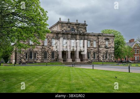Une vue solennelle de l'Union Theological College à Belfast, en Irlande du Nord, photographiée par un jour nuageux qui met en valeur son style architectural gothique A. Banque D'Images