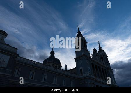 5 octobre 2021, Madrid, Communauté de Madrid, Espagne : silhouette de la cathédrale de l'Almudena contre les nuages d'orage alors que le soleil se couche dans le quartier Centro de Madrid, Espagne. (Crédit image : © Paul Christian Gordon/ZUMA Press Wire) Banque D'Images