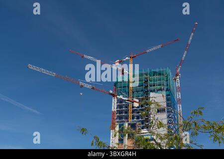 6 octobre 2021, Madrid, Communauté de Madrid, Espagne : un immeuble résidentiel de grande hauteur en construction dans le quartier Valdeacederas de Madrid, Espagne. (Crédit image : © Paul Christian Gordon/ZUMA Press Wire) Banque D'Images