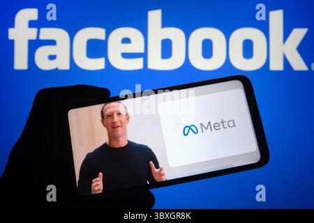 28 octobre 2021, Ukraine : dans cette illustration photo, le PDG de Facebook Mark Zuckerberg est vu sur une vidéo affichée sur un écran de smartphone alors qu’il annonce le nouveau nom de Facebook : Meta. .Facebook change de nom en Meta dans son changement de nom majeur, apparemment par les médias. (Crédit image : © Pavlo Gonchar/SOPA images via ZUMA Press Wire) Banque D'Images