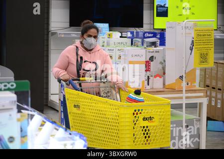 28 octobre 2021, Bogota, Cundinamarca, Colombie : une femme avec un masque est vue en train de déplacer un panier pendant la Journée sans TVA décrétée par le gouvernement colombien pour réactiver l'économie en raison des effets de la pandémie à Bogota, Colombie le 28 octobre 2021. (Crédit image : © Martin Galindo/LongVisual via ZUMA Press Wire) Banque D'Images