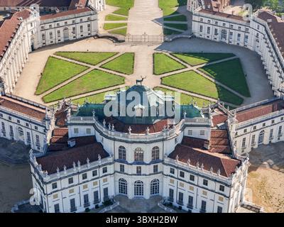 Vue aérienne de la majestueuse Palazzina di Caccia di Stupinigi, avec ses détails architecturaux complexes et ses pelouses vertes vibrantes, Stupinigi, Piemonte, I. Banque D'Images