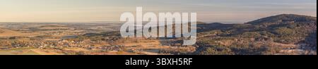 Panorama paysage avec villages, forêts, prairies, champs et collines, ciel bleu Banque D'Images