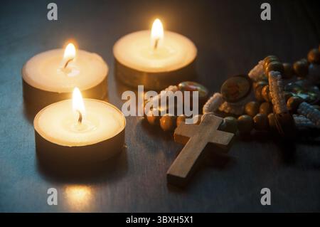 Saint Rosaire avec des bougies avec espace personnalisable pour le texte. Copiez l'espace et le concept du christianisme Banque D'Images