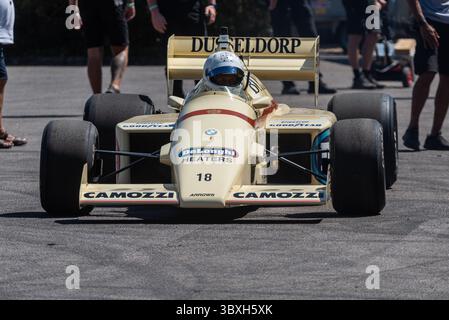 Arrows A8 BMW formule 1 voiture de course avant de monter sur la piste de montée de colline au Goodwood Festival of Speed 2025 événement de sport automobile et automobile Banque D'Images