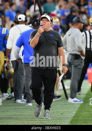 4 septembre 2021 Pasadena, CA...L'entraîneur-chef des Bruins de l'UCLA, Chip Kelly, communique avec ses assistants offensifs dans la boîte de presse contre les Tigers de la LSU au Rose Bowl le 4 septembre 2021. (Absolute Complete Photographer & Company Credit : Jose Marin / MarinMedia.org / Cal Sport Media (Network Television, veuillez contacter votre représentant commercial pour l'utilisation de la télévision.) (L'utilisation de la télévision doit surbrûler ''MarinMedia'' dans le coin supérieur droit de l'écran pour l'utiliser sur la télévision)(image de crédit : &copy ; Jose Marin / Marinmedia.Org / CA/CSM via ZUMA Wire) Banque D'Images