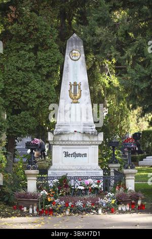 Vienne, Autriche - 02 novembre 2023 : tombe de Beethoven parmi les arbres dans le cimetière central de Vienne Banque D'Images