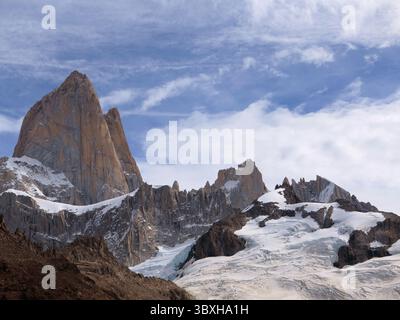 Paysage de montagne, Andes, Argentina.montagnes ensoleillées avec ciel nuageux bleu. Neige couchée sur le versant de la montagne. Flanc de montagne baigné de soleil. Banque D'Images
