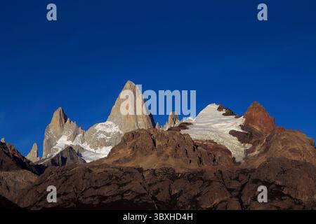 Paysage de montagne, Andes, Argentine. Montagnes ensoleillées avec ciel bleu clair. Neige couchée sur le versant de la montagne. Flanc de montagne baigné de soleil. Banque D'Images