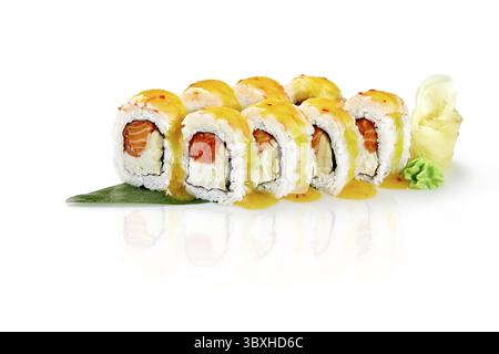 Rouleaux de sushi Uramaki fourrés de saumon, fromage à la crème et chair de crabe, recouverts de sauce mangue, garnis de gingembre mariné et de wasabi Banque D'Images