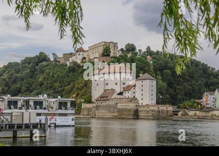Passau, Allemagne - 21 juillet 2023 : vue panoramique de Passau. Confluence de trois rivières Danube, Inn, Ilz, Bavière, Allemagne. Banque D'Images