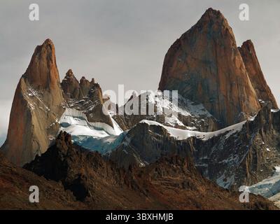 Paysage de montagne, Andes, Argentina.montagnes ensoleillées avec ciel nuageux bleu. Neige couchée sur le versant de la montagne. Flanc de montagne baigné de soleil. Banque D'Images