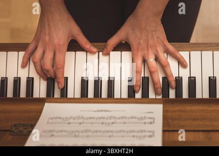 Pianiste jouant du piano, vue rapprochée des mains et des touches, vue de dessus Banque D'Images