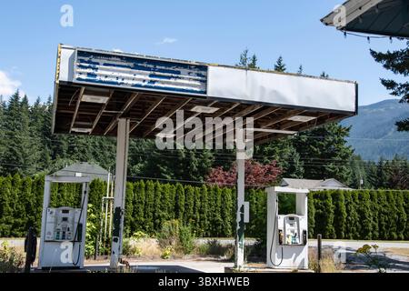 Pompes à essence au marché de Lakeway un dépanneur/station-service abandonné et délabré sur Kawkawa Lake Road à Hope, Colombie-Britannique, Canada Banque D'Images