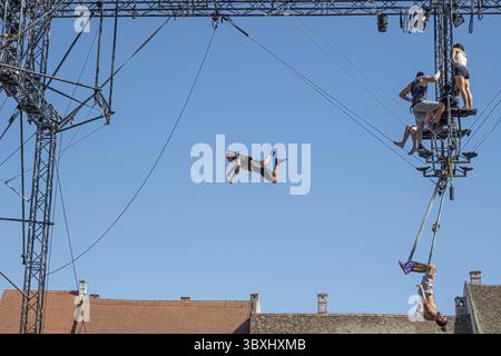 Sibiu City, Roumanie - 28 juin 2022 des artistes du trapèze acrobates de CirkVOST, sur l'échafaudage métallique au Festival International du Théâtre de Sibiu, Banque D'Images