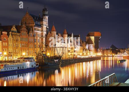 Vue de nuit sur le port de Gdansk et fleuve Motlawa avec de beaux reflets, situé dans la vieille ville de Gdansk, Pologne ville Banque D'Images