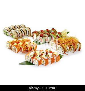 Des rouleaux de sushi colorés avec diverses garnitures sont magnifiquement disposés, mettant en valeur la cuisine japonaise Banque D'Images
