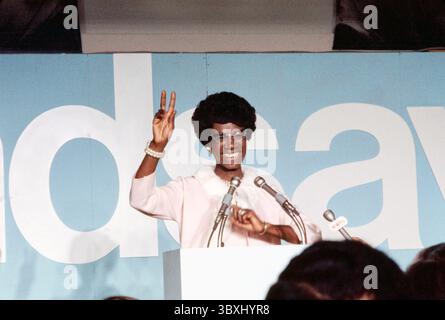 17 août 2020, États-Unis : Shirley Chisholm, députée démocrate américaine, portrait en demi-longueur à Lectern lors de la conférence de presse, Bernard Gotfryd, 1972 (crédit image : © JT Vintage/Glasshouse via ZUMA Press Wire) Banque D'Images