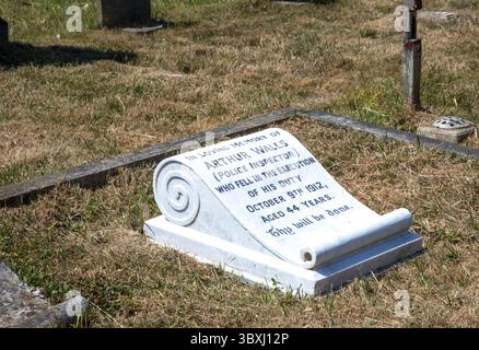 Eastbourne, East Sussex.18 juillet 2025. Des représentants de la police du Sussex, de la police Federation et des amis du cimetière d'Ocklynge assistent au dévoilement de la pierre tombale restaurée à l'inspecteur de police du Sussex Arthur Walls, tué en service en 1912. L'inspecteur Walls a assisté aux rapports d'un homme se cachant sur le toit d'une adresse à South Cliff Avenue Eastbourne, en défiant le suspect, deux coups de feu ont été tirés, l'un frappant l'officier dans la poitrine le tuant instantanément. Son meurtrier John Williams, 29 ans, de son vrai nom, George Mackay, un petit criminel, a été arrêté à Londres. Il a été reconnu coupable du mu Banque D'Images
