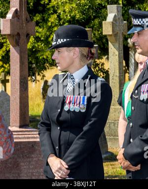Eastbourne, East Sussex.18 juillet 2025. Des représentants de la police du Sussex, de la police Federation et des amis du cimetière d'Ocklynge assistent au dévoilement de la pierre tombale restaurée à l'inspecteur de police du Sussex Arthur Walls, tué en service en 1912. L'inspecteur Walls a assisté aux rapports d'un homme se cachant sur le toit d'une adresse à South Cliff Avenue Eastbourne, en défiant le suspect, deux coups de feu ont été tirés, l'un frappant l'officier dans la poitrine le tuant instantanément. Son meurtrier John Williams, 29 ans, de son vrai nom, George Mackay, un petit criminel, a été arrêté à Londres. Il a été reconnu coupable du mu Banque D'Images