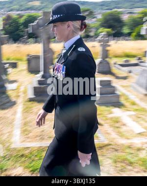 Eastbourne, East Sussex.18 juillet 2025. Des représentants de la police du Sussex, de la police Federation et des amis du cimetière d'Ocklynge assistent au dévoilement de la pierre tombale restaurée à l'inspecteur de police du Sussex Arthur Walls, tué en service en 1912. L'inspecteur Walls a assisté aux rapports d'un homme se cachant sur le toit d'une adresse à South Cliff Avenue Eastbourne, en défiant le suspect, deux coups de feu ont été tirés, l'un frappant l'officier dans la poitrine le tuant instantanément. Son meurtrier John Williams, 29 ans, de son vrai nom, George Mackay, un petit criminel, a été arrêté à Londres. Il a été reconnu coupable du mu Banque D'Images
