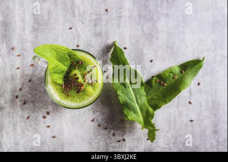 Nourriture, gros plan de smoothie rafraîchissant à base de feuilles d'oseille et de graines de lin dans une vue de dessus en verre Banque D'Images