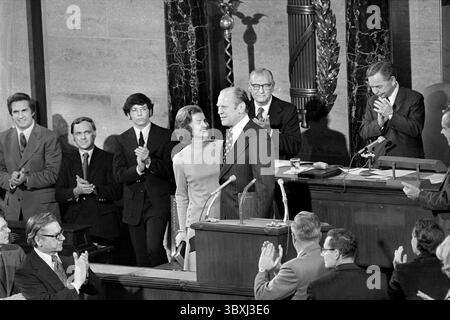 6 décembre 1973, Washington, District of Columbia, États-Unis : Betty Ford à la séance conjointe du Congrès, dans la Chambre des députés, pour avoir prêté serment à son mari, le vice-président Gerald Ford. Photo Warren K. Leffler (crédit image : © JT Vintage/Glasshouse via ZUMA Press Wire) Banque D'Images