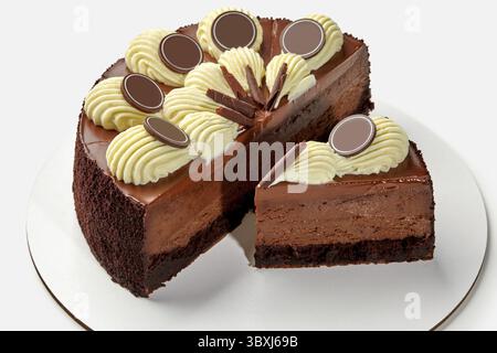 Gâteau au fromage à la crème au café luxueux avec une base d'éponge de chocolat humide et une ganache brillante, garni d'élégants tourbillons de crème à la vanille et de copeaux de chocolat Banque D'Images
