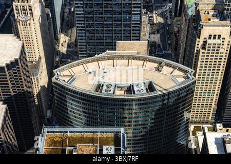 Chicago, États-Unis - 14 avril 2025 : une vue aérienne met en valeur l'architecture distinctive du centre-ville de Chicago, Illinois, États-Unis, mettant en valeur un bâtiment moderne Banque D'Images